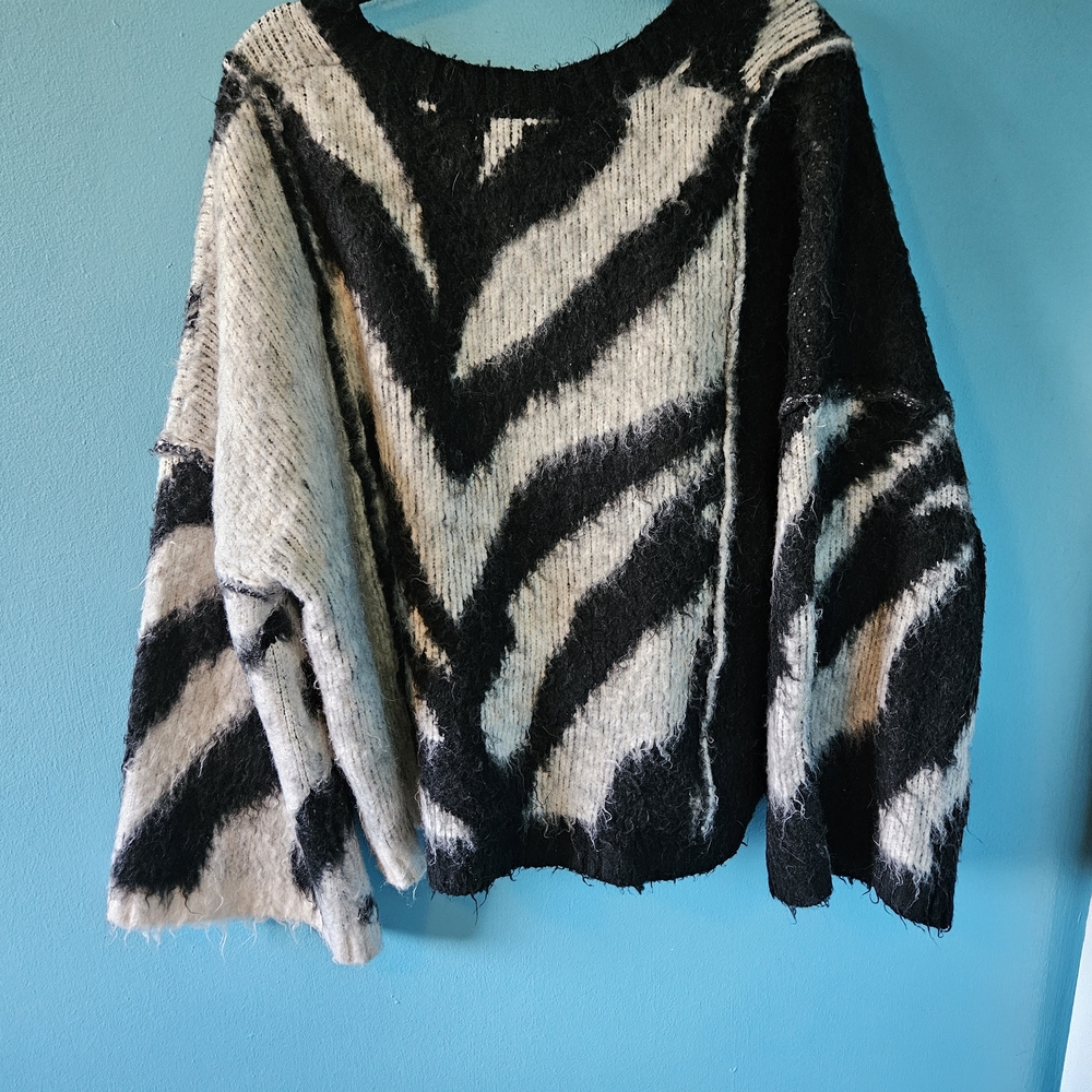 POL Zebra Pattern V-Neck Sweater - Picture 3 of 4